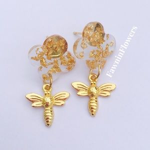 Gold Clear Resin Quatrefoil Bee Earrings